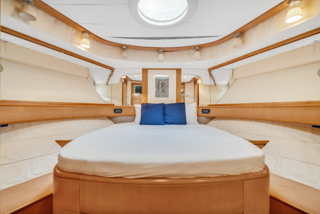 92' Pershing Beach Luxury Yacht Charter