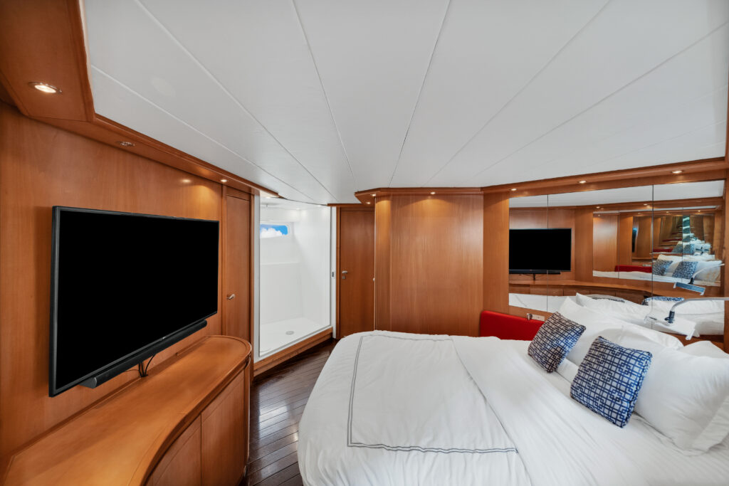 92' Pershing Luxury Yacht Charters